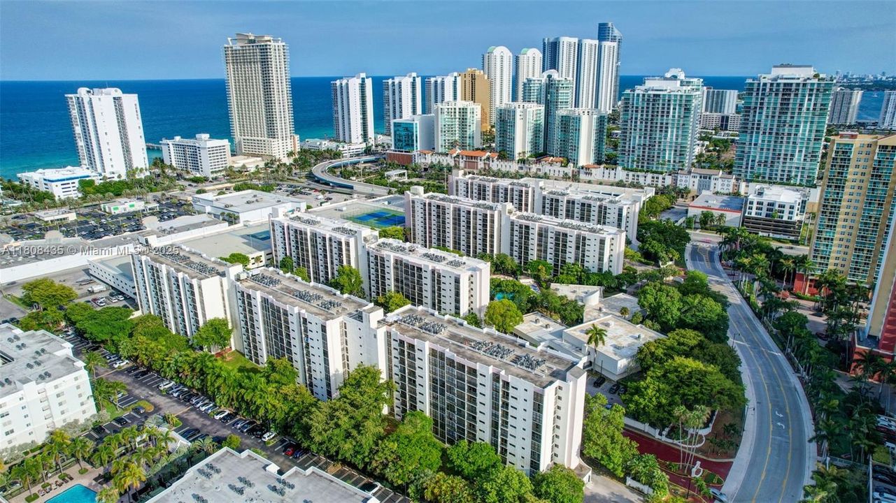 For Sale: $320,000 (2 beds, 2 baths, 894 Square Feet)