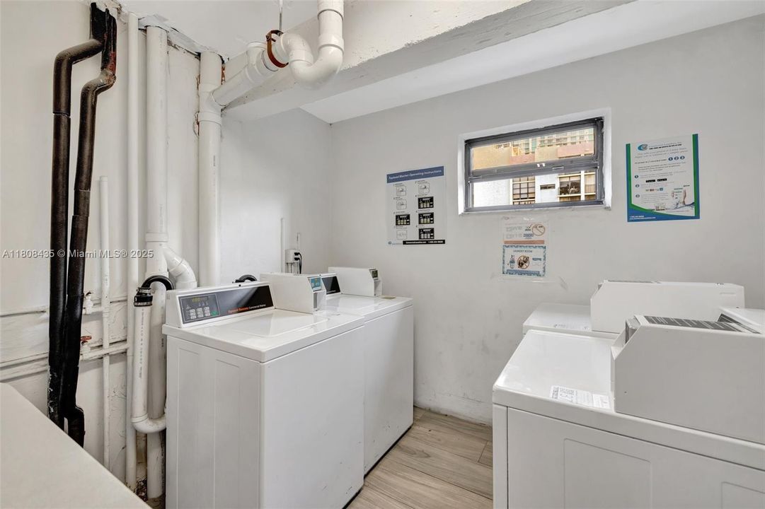For Sale: $320,000 (2 beds, 2 baths, 894 Square Feet)