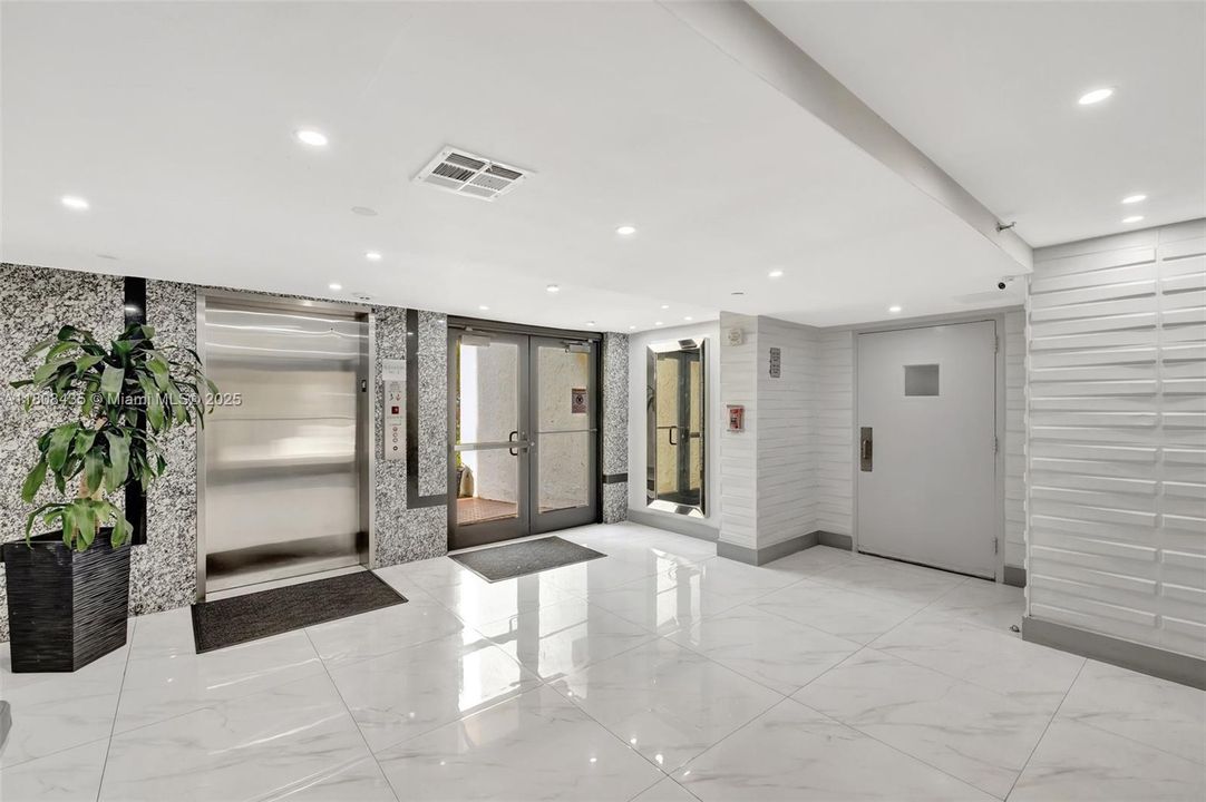 For Sale: $320,000 (2 beds, 2 baths, 894 Square Feet)