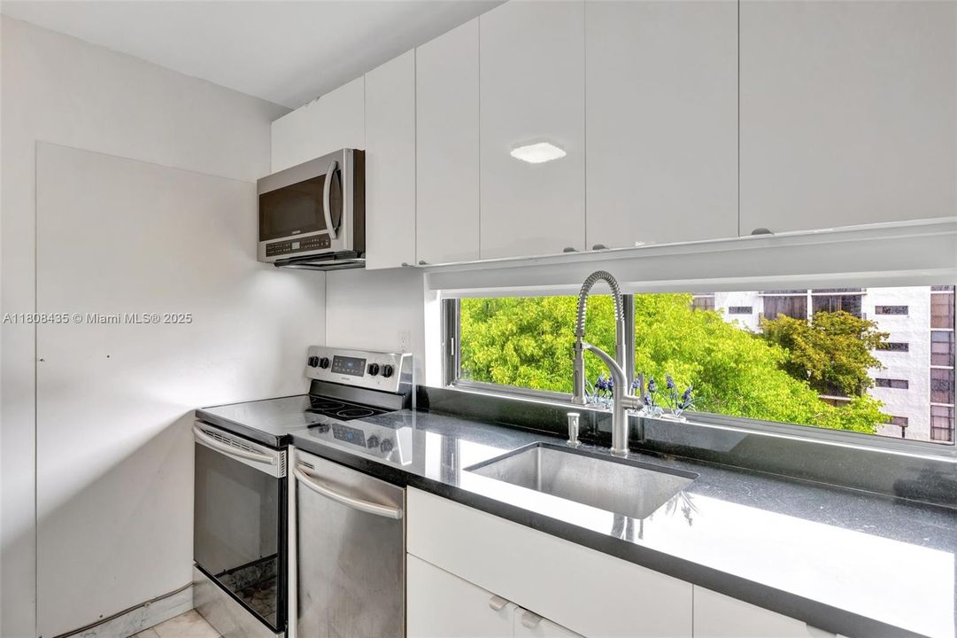 For Sale: $320,000 (2 beds, 2 baths, 894 Square Feet)