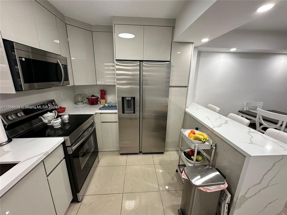 Active With Contract: $230,000 (2 beds, 1 baths, 863 Square Feet)