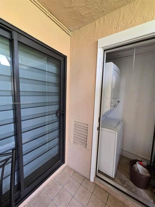 Active With Contract: $230,000 (2 beds, 1 baths, 863 Square Feet)