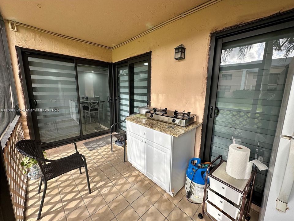 Active With Contract: $230,000 (2 beds, 1 baths, 863 Square Feet)