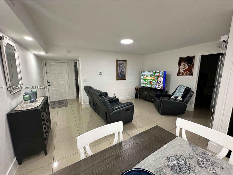 Active With Contract: $230,000 (2 beds, 1 baths, 863 Square Feet)