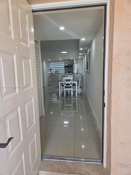 Active With Contract: $230,000 (2 beds, 1 baths, 863 Square Feet)