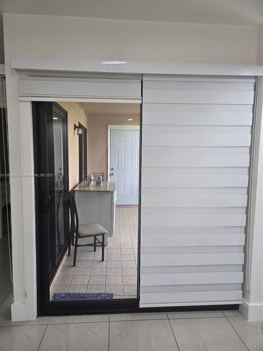 Active With Contract: $230,000 (2 beds, 1 baths, 863 Square Feet)