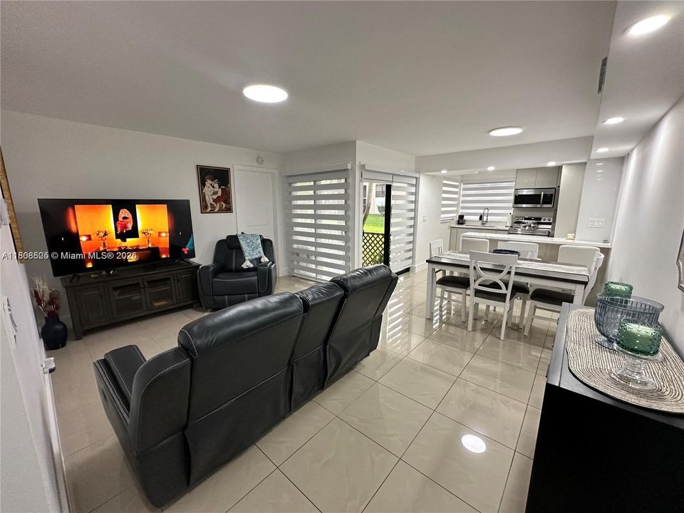 Active With Contract: $230,000 (2 beds, 1 baths, 863 Square Feet)