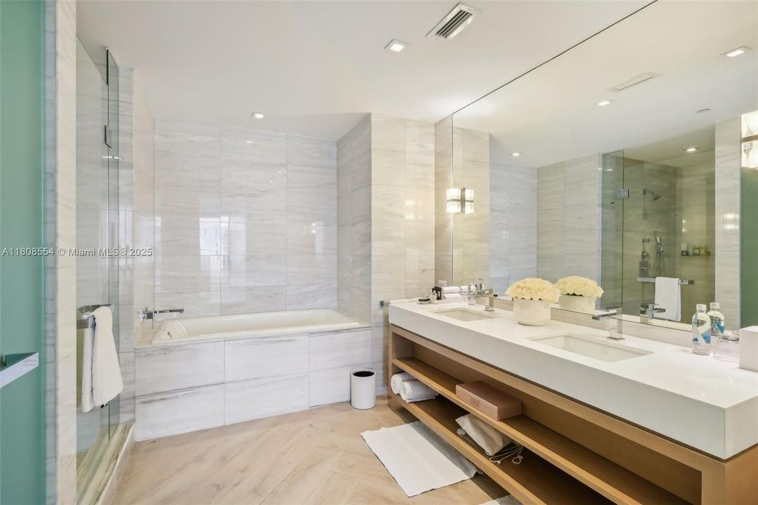 待售: $3,750,000 (2 贝兹, 2 浴室, 1287 平方英尺)