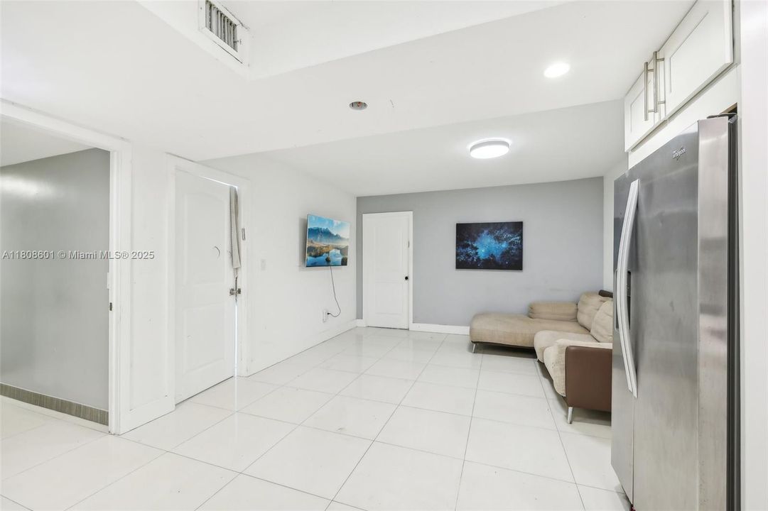 Active With Contract: $115,000 (1 beds, 1 baths, 801 Square Feet)