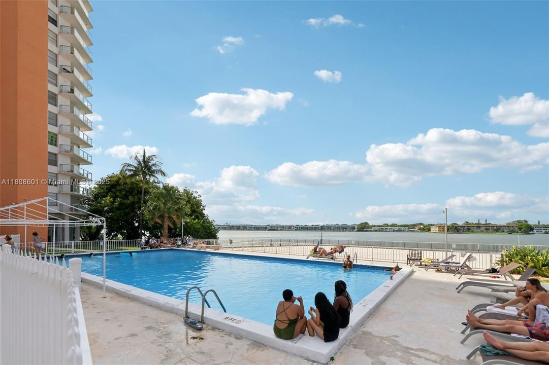 Active With Contract: $115,000 (1 beds, 1 baths, 801 Square Feet)