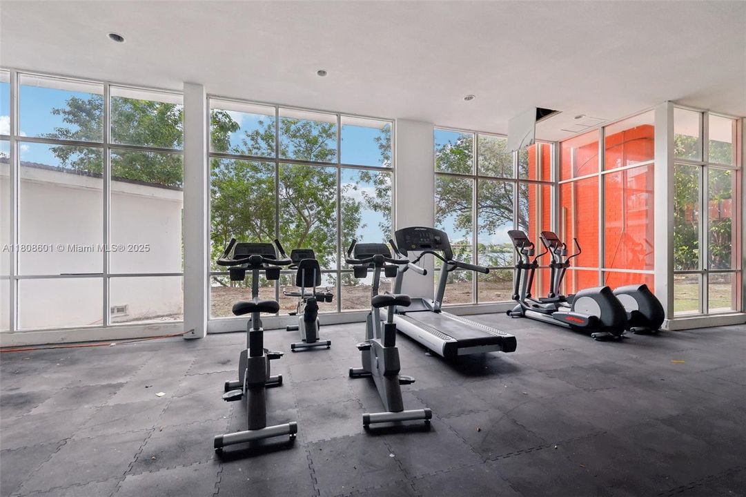 Active With Contract: $115,000 (1 beds, 1 baths, 801 Square Feet)