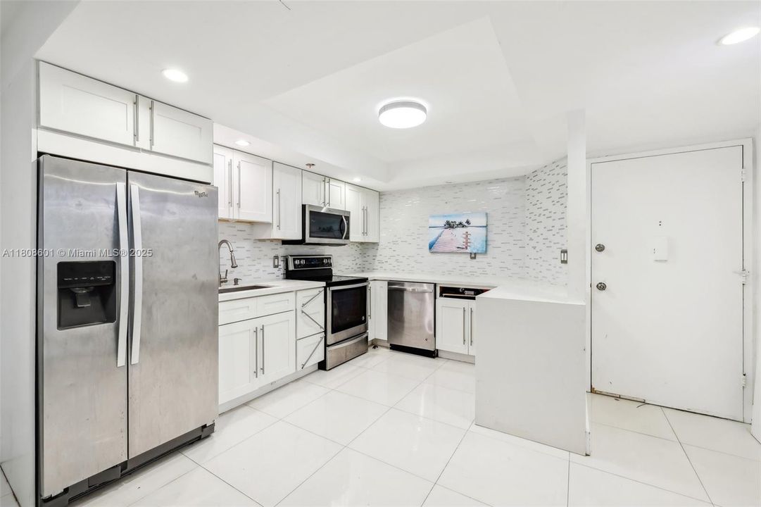 Active With Contract: $115,000 (1 beds, 1 baths, 801 Square Feet)