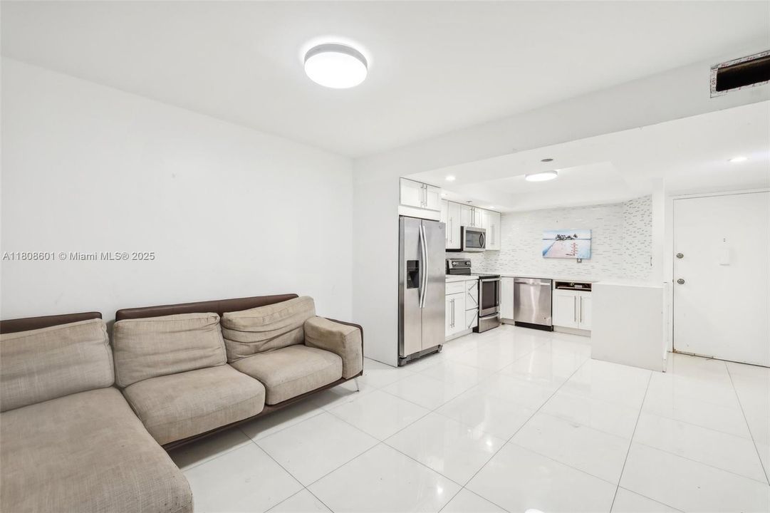 Active With Contract: $115,000 (1 beds, 1 baths, 801 Square Feet)