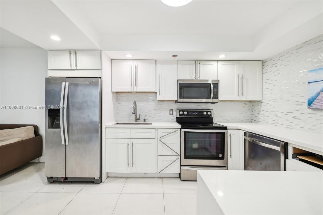 Active With Contract: $115,000 (1 beds, 1 baths, 801 Square Feet)