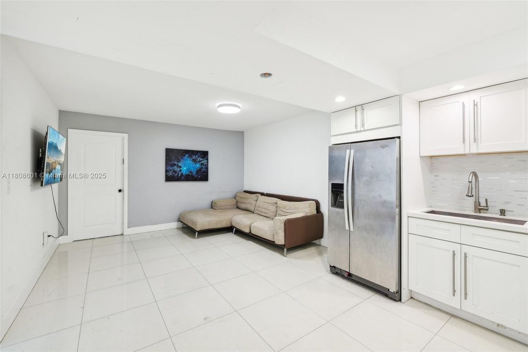 Active With Contract: $115,000 (1 beds, 1 baths, 801 Square Feet)