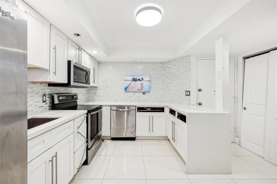 Active With Contract: $115,000 (1 beds, 1 baths, 801 Square Feet)