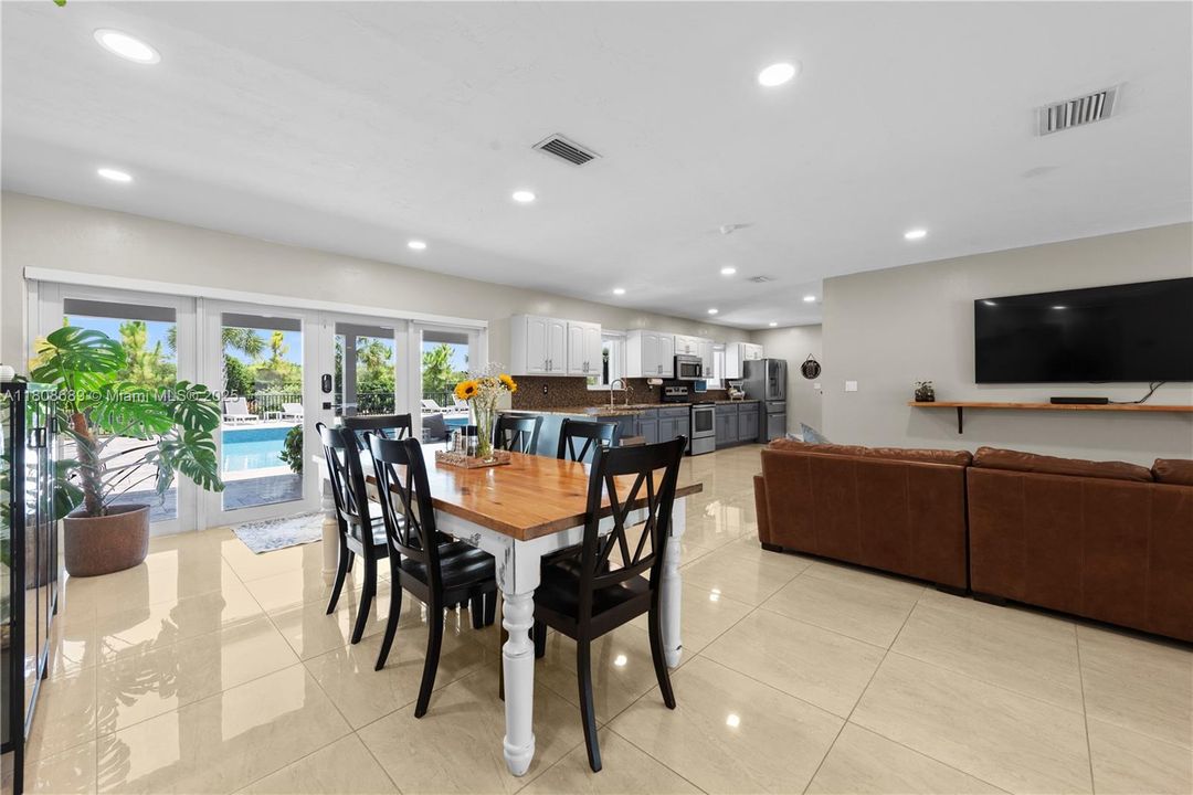 Недавно продано: $1,100,000 (3 спален, 2 ванн, 2234 Квадратных фут)