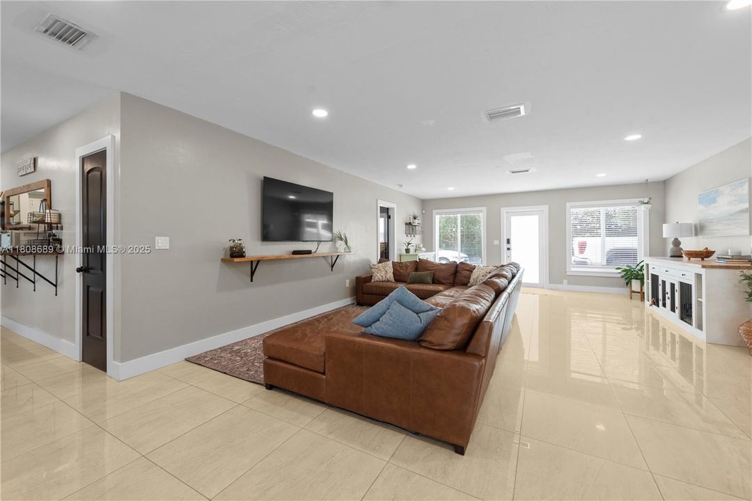 Недавно продано: $1,100,000 (3 спален, 2 ванн, 2234 Квадратных фут)