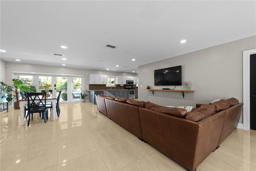 Недавно продано: $1,100,000 (3 спален, 2 ванн, 2234 Квадратных фут)