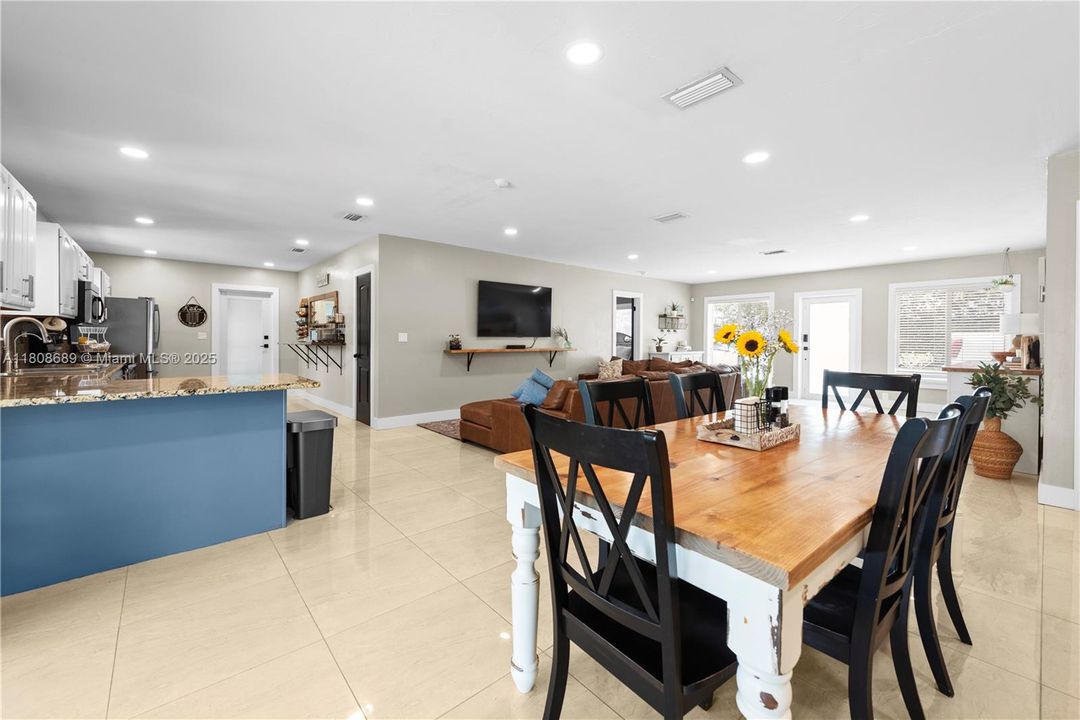 Недавно продано: $1,100,000 (3 спален, 2 ванн, 2234 Квадратных фут)