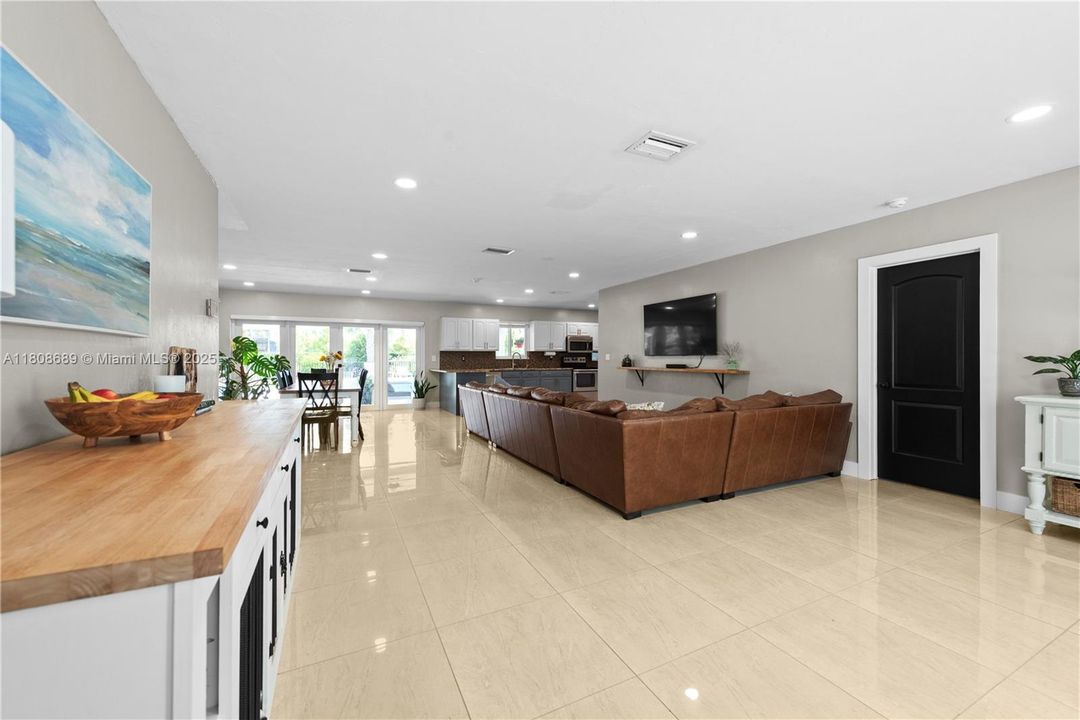 Недавно продано: $1,100,000 (3 спален, 2 ванн, 2234 Квадратных фут)