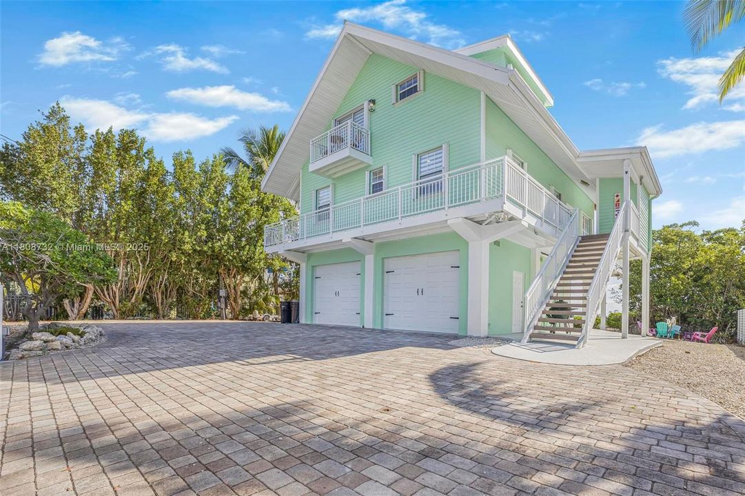 На продажу: $2,999,999 (3 спален, 2 ванн, 1711 Квадратных фут)