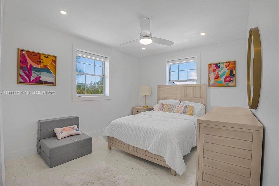 На продажу: $2,999,999 (3 спален, 2 ванн, 1711 Квадратных фут)