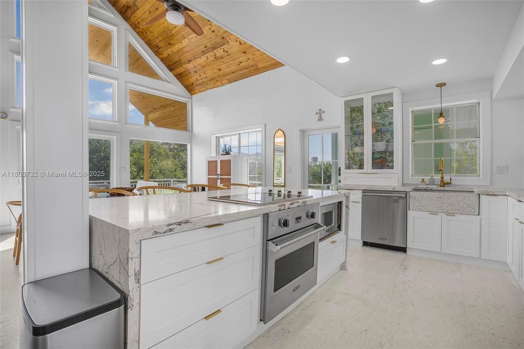 На продажу: $2,999,999 (3 спален, 2 ванн, 1711 Квадратных фут)