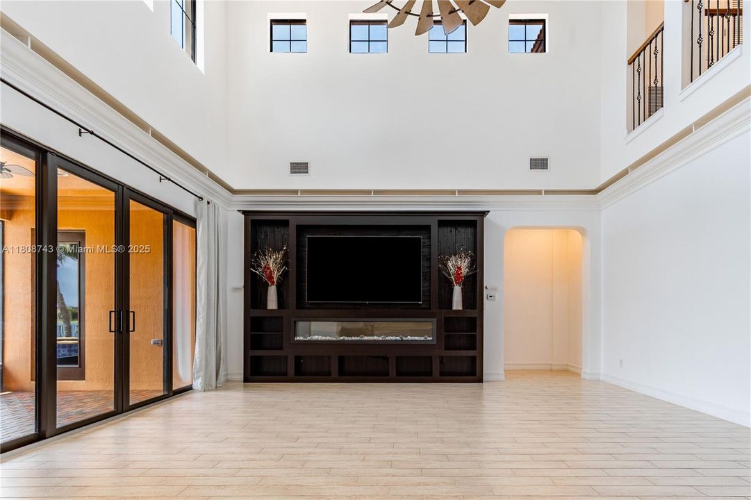 最近租的: $8,900 (5 贝兹, 5 浴室, 4600 平方英尺)