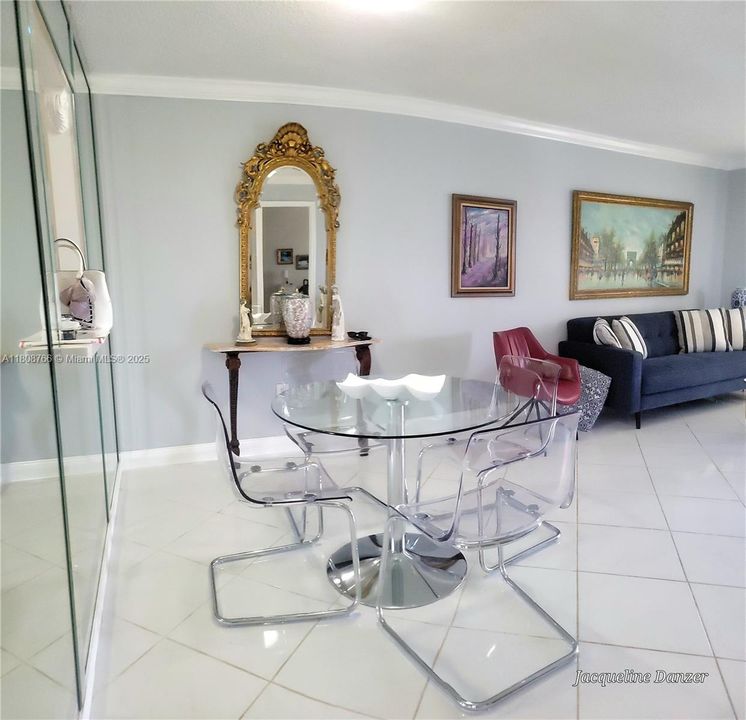 待售: $223,000 (1 贝兹, 1 浴室, 812 平方英尺)