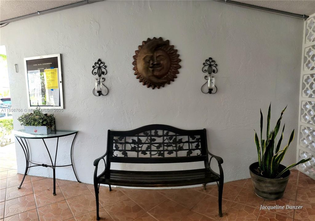 待售: $223,000 (1 贝兹, 1 浴室, 812 平方英尺)