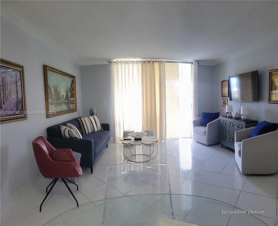 待售: $223,000 (1 贝兹, 1 浴室, 812 平方英尺)