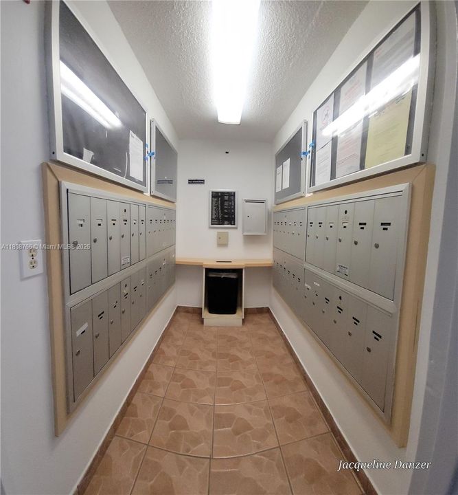 待售: $223,000 (1 贝兹, 1 浴室, 812 平方英尺)