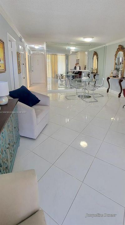 Very large and ample condo