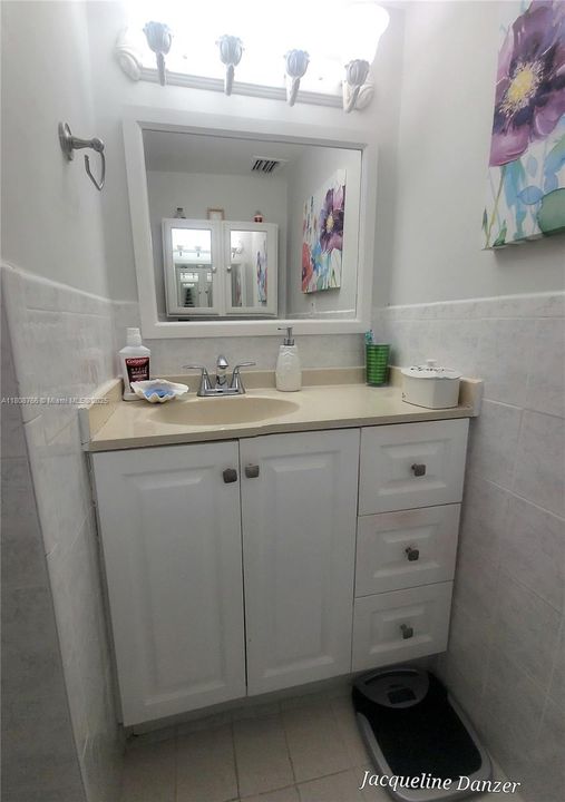 待售: $223,000 (1 贝兹, 1 浴室, 812 平方英尺)