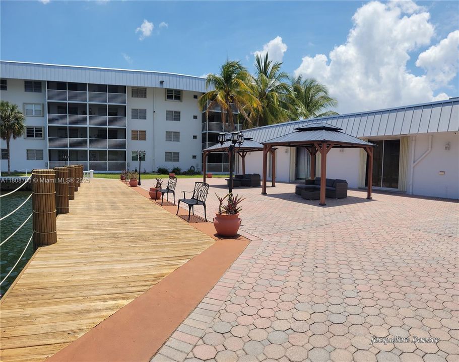 待售: $223,000 (1 贝兹, 1 浴室, 812 平方英尺)