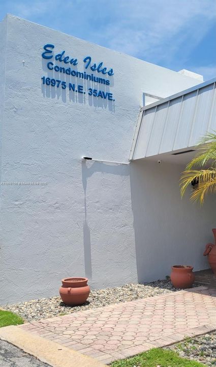 待售: $223,000 (1 贝兹, 1 浴室, 812 平方英尺)