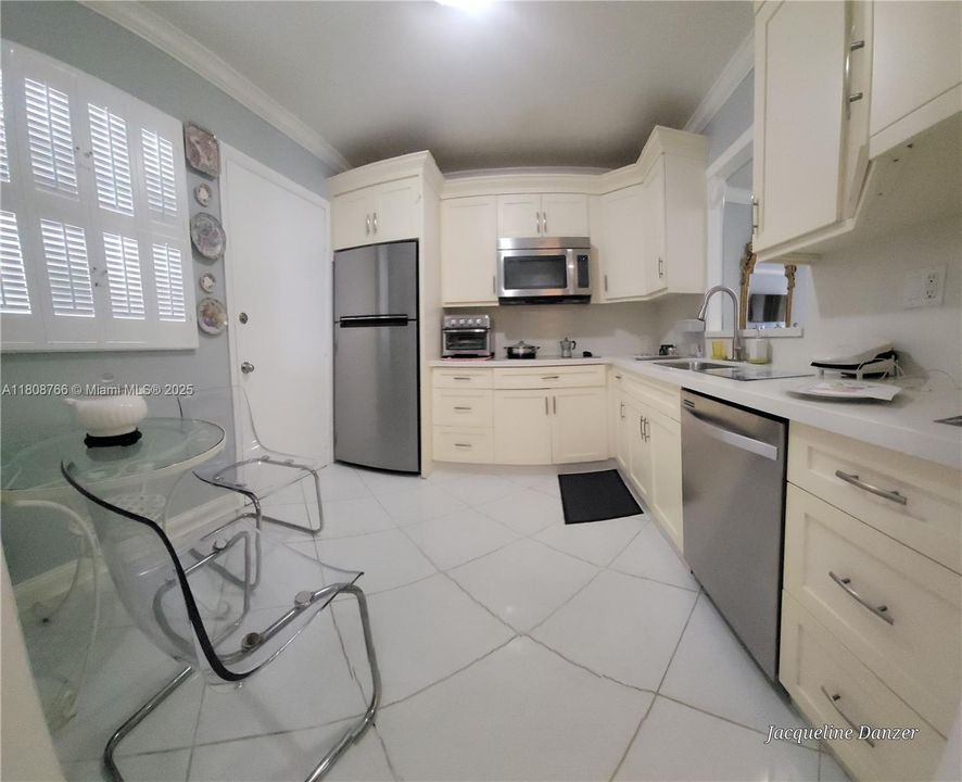 待售: $223,000 (1 贝兹, 1 浴室, 812 平方英尺)