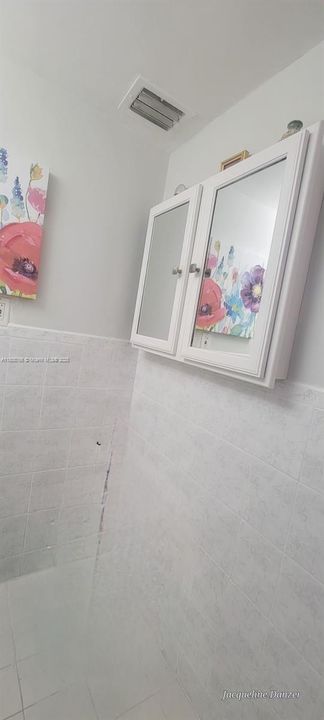 待售: $223,000 (1 贝兹, 1 浴室, 812 平方英尺)