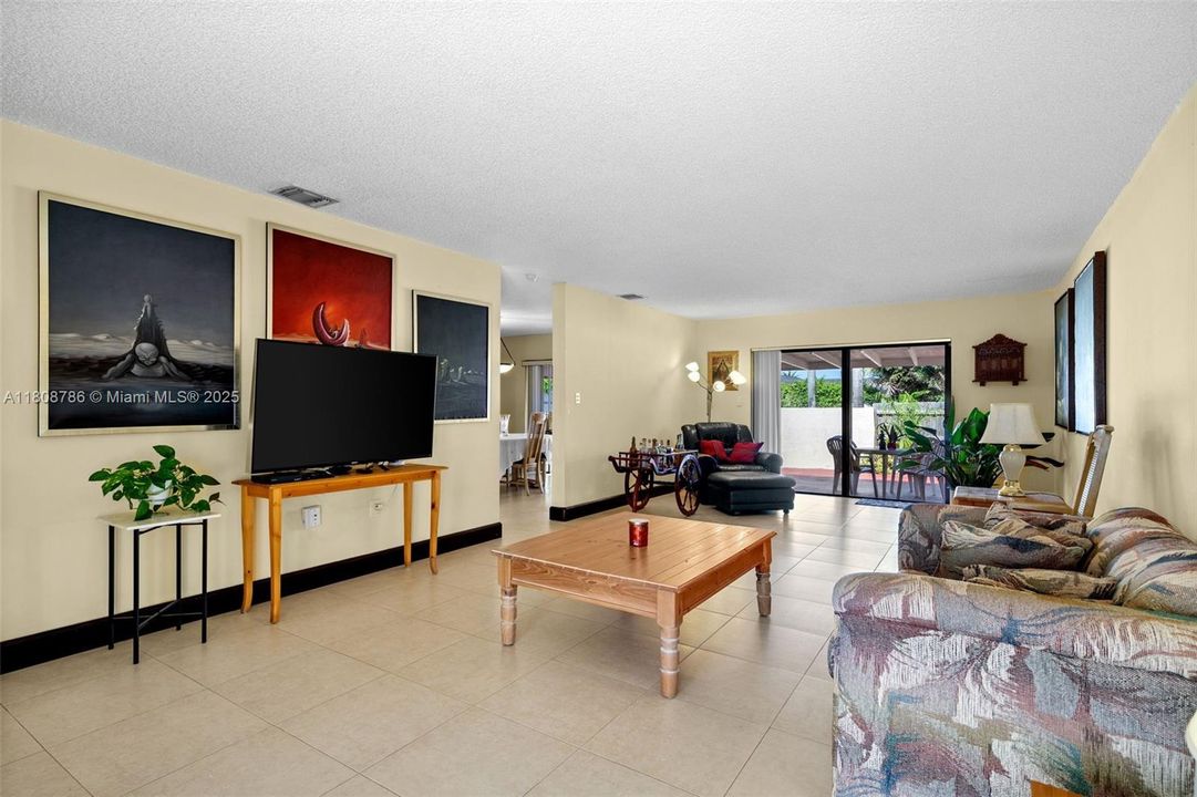 Vendido Recientemente: $635,000 (3 camas, 2 baños, 1687 Pies cuadrados)