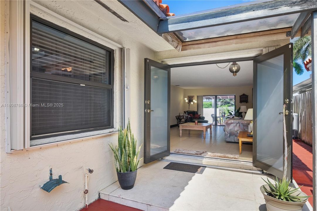 Vendido Recientemente: $635,000 (3 camas, 2 baños, 1687 Pies cuadrados)