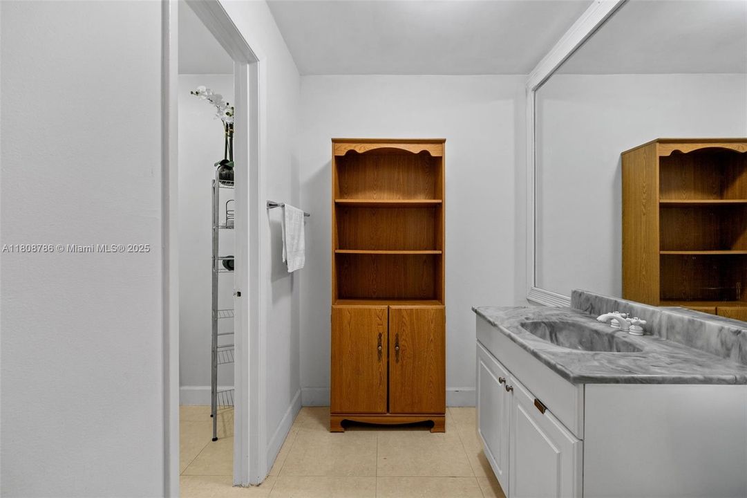 Vendido Recientemente: $635,000 (3 camas, 2 baños, 1687 Pies cuadrados)