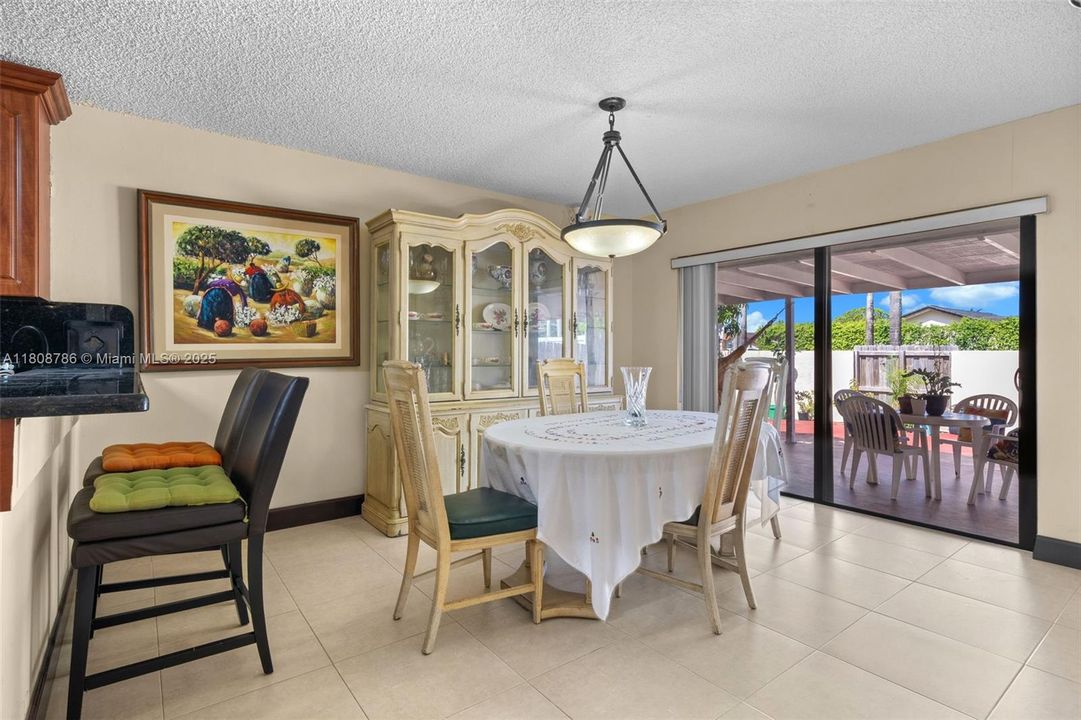 Vendido Recientemente: $635,000 (3 camas, 2 baños, 1687 Pies cuadrados)