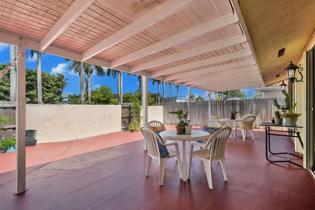 Vendido Recientemente: $635,000 (3 camas, 2 baños, 1687 Pies cuadrados)