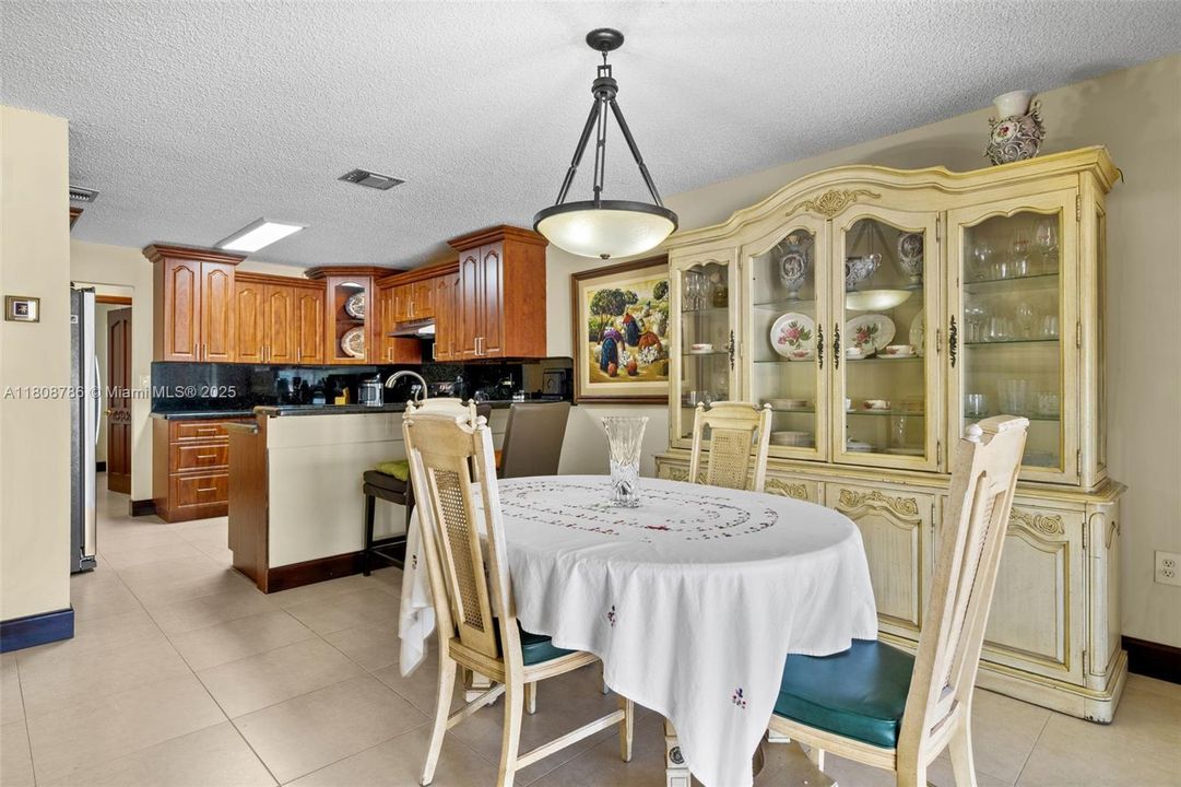 Vendido Recientemente: $635,000 (3 camas, 2 baños, 1687 Pies cuadrados)