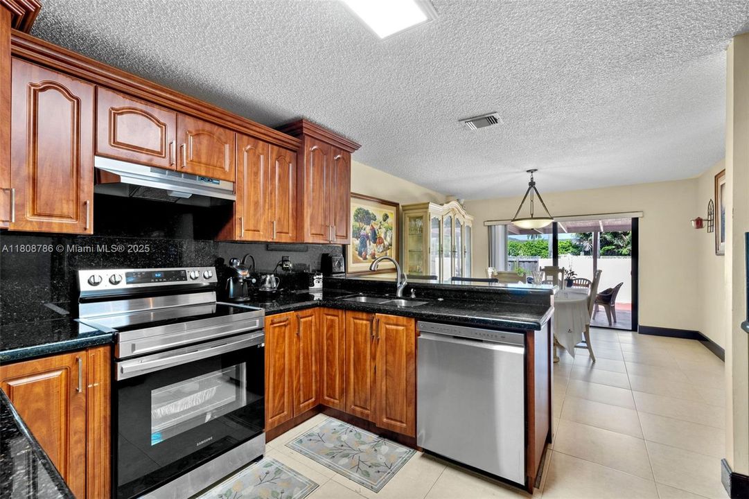 Vendido Recientemente: $635,000 (3 camas, 2 baños, 1687 Pies cuadrados)