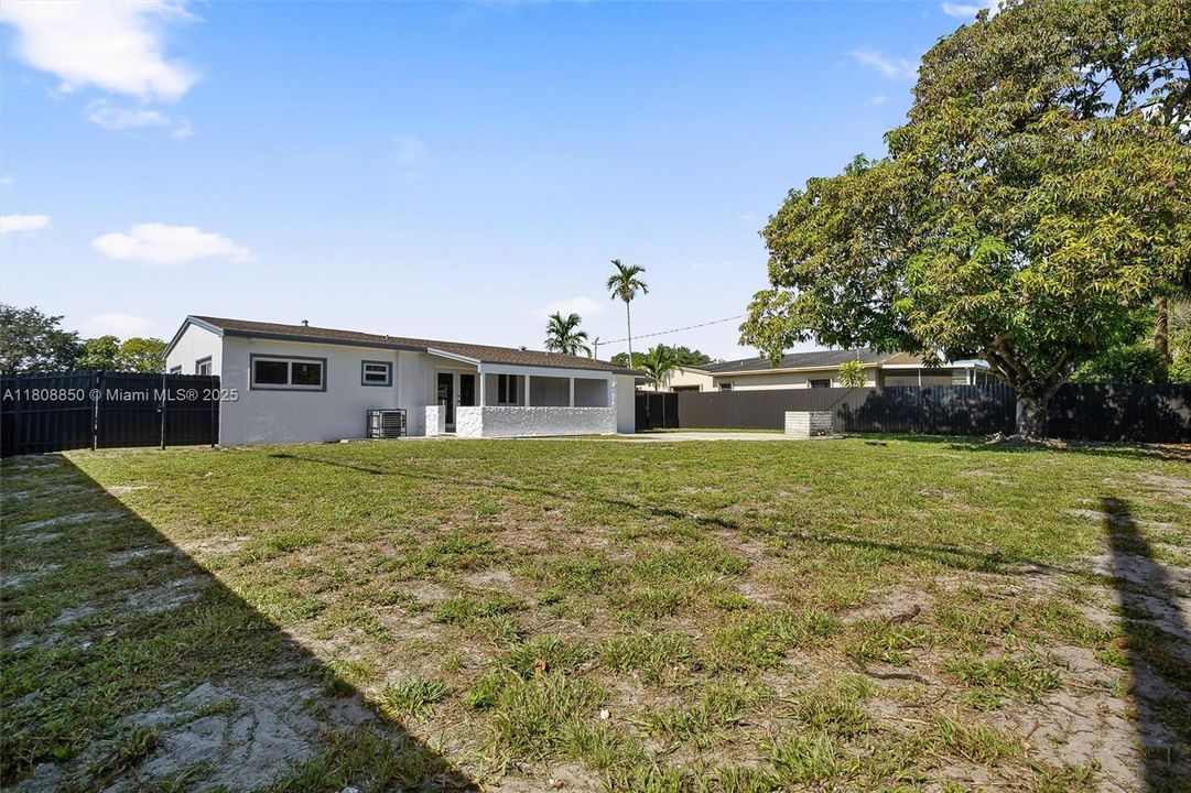 Recently Rented: $3,600 (3 beds, 2 baths, 1415 Square Feet)