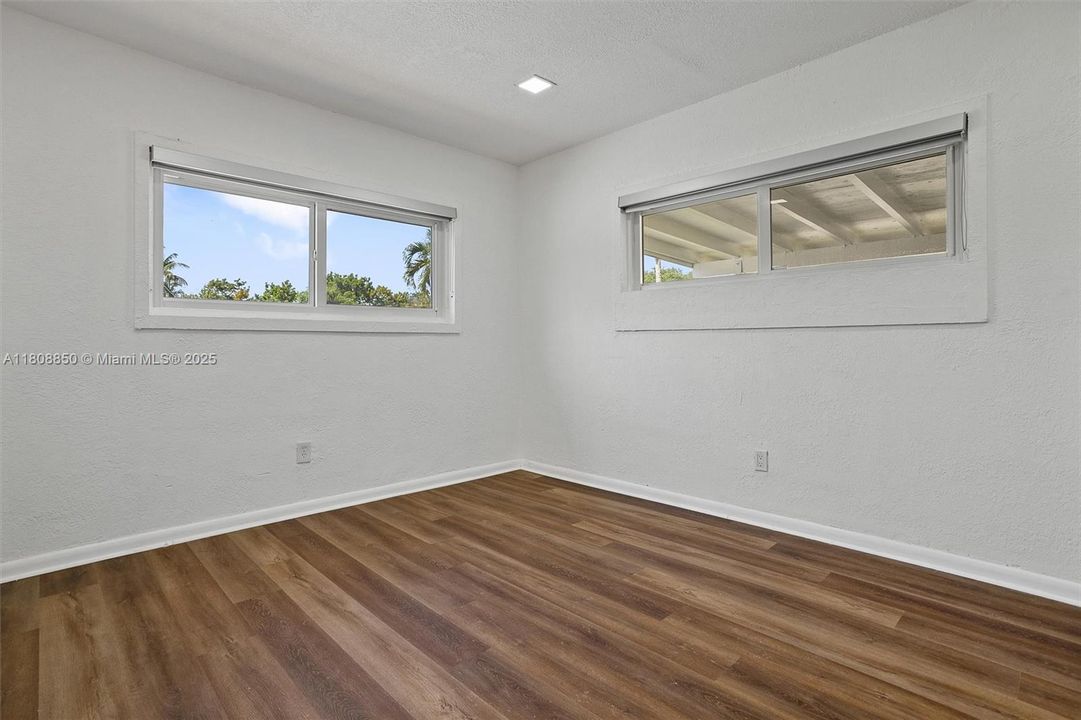 Recently Rented: $3,600 (3 beds, 2 baths, 1415 Square Feet)