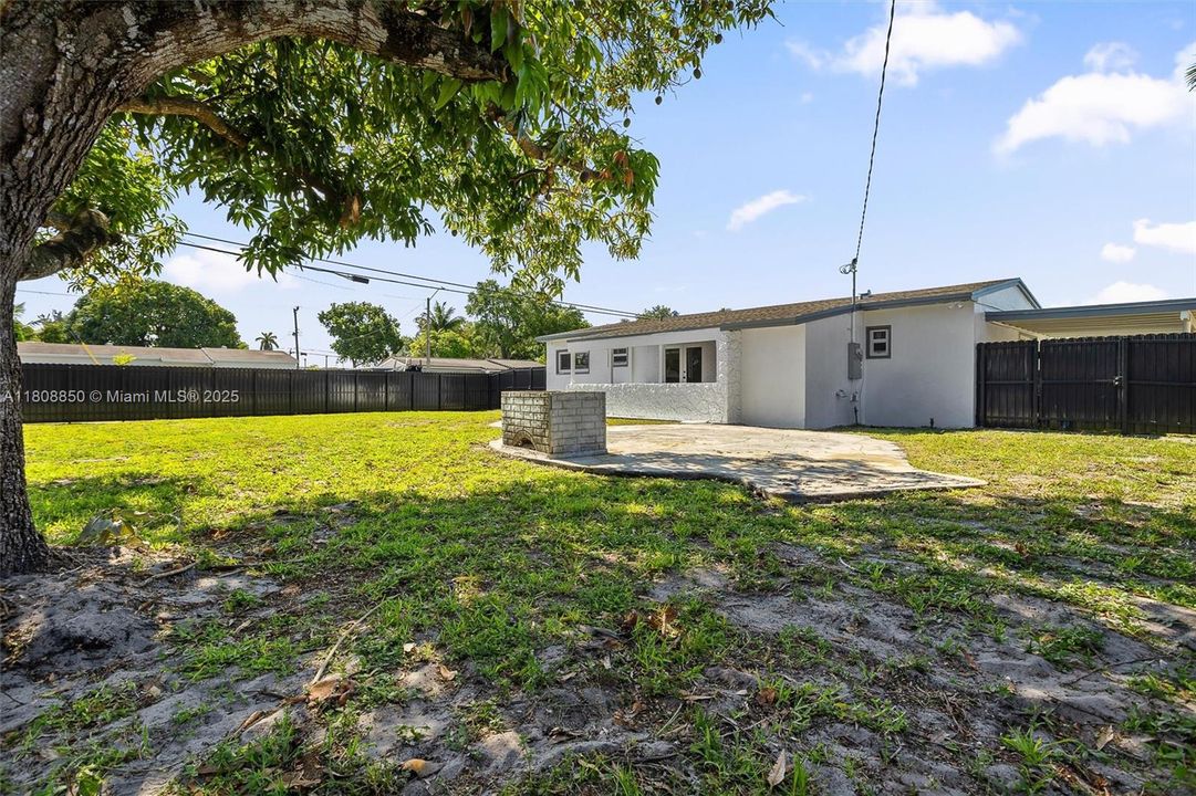 Recently Rented: $3,600 (3 beds, 2 baths, 1415 Square Feet)