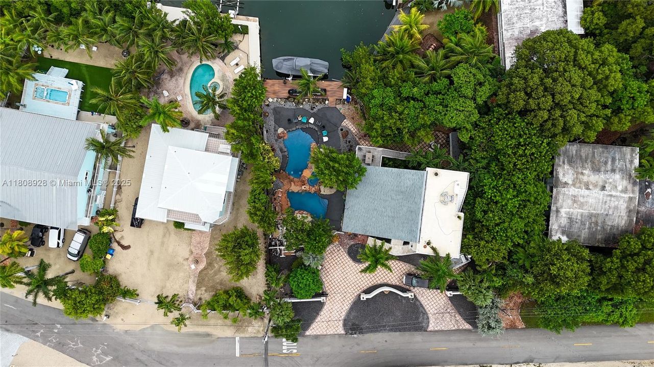 Vendido Recientemente: $3,400,000 (4 camas, 3 baños, 3204 Pies cuadrados)